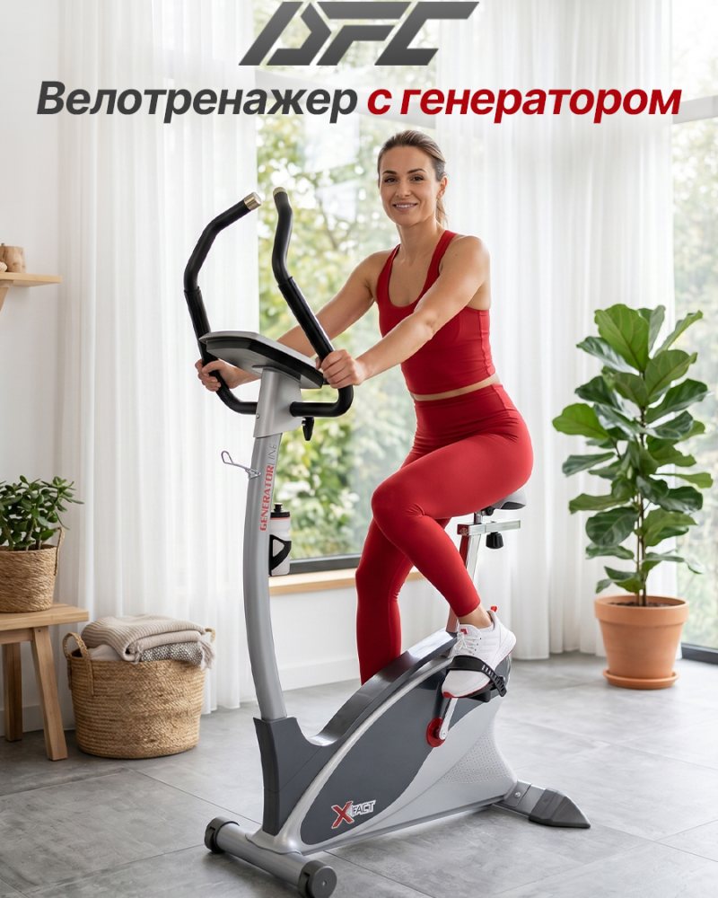 Девушка на вертикальном велотренажёре с генератором у окна